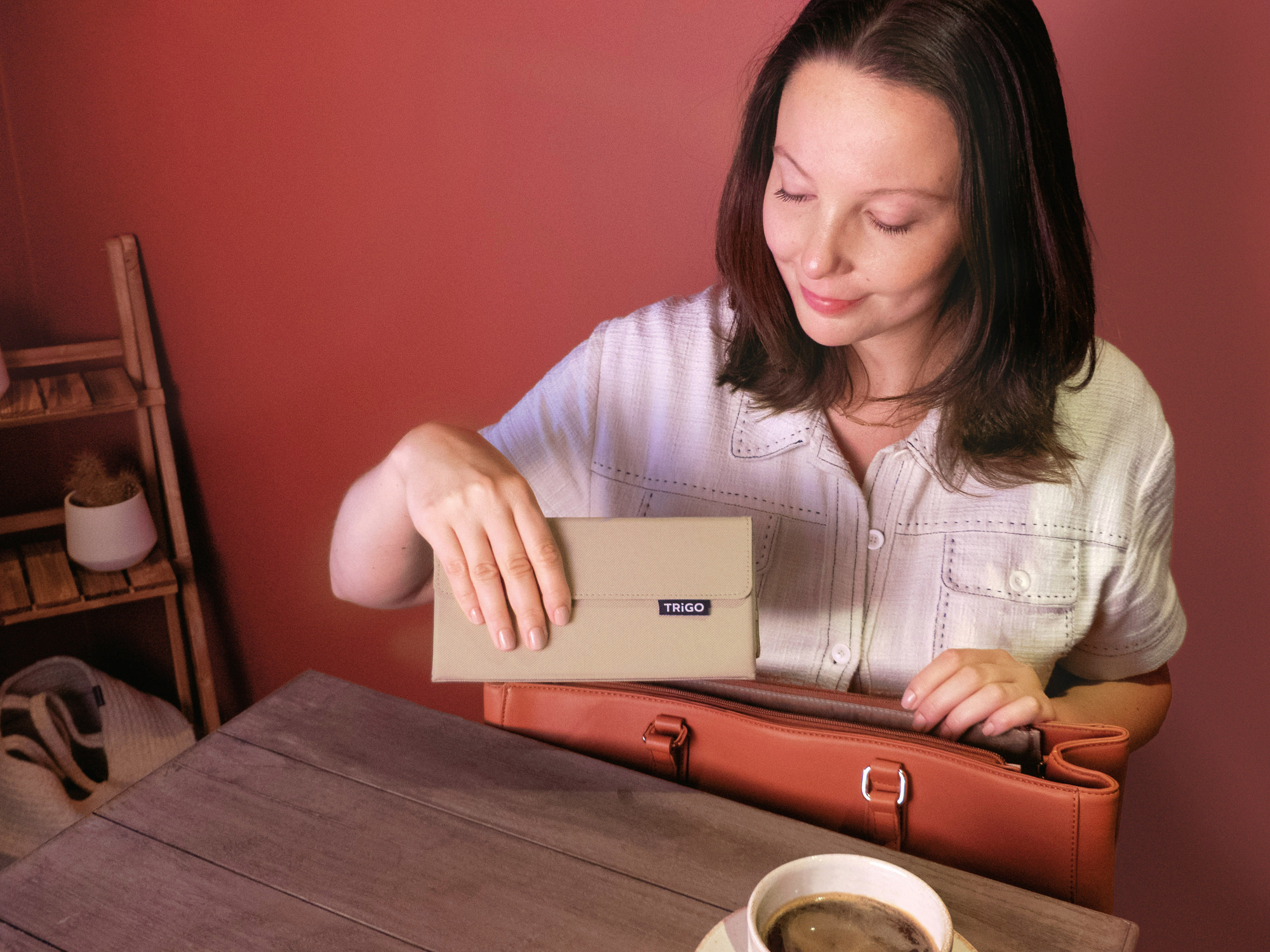 trousse de bureau nomade dans un café