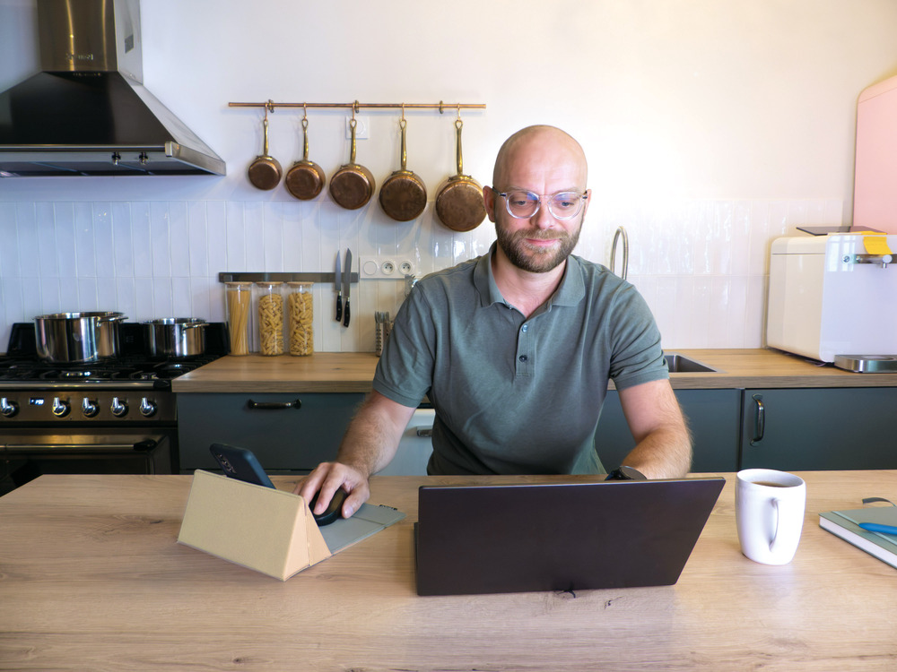 trousse de bureau nomade dans une cuisine