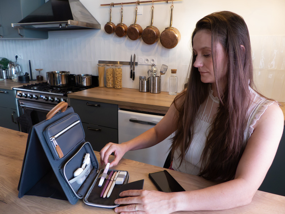 pochette organisateur de bureau qui tient debout sur la table