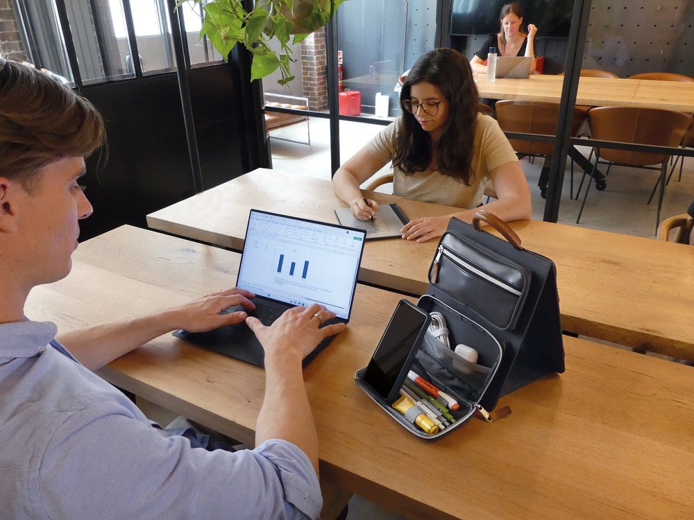organisateur de bureau sur table avec ordinateur