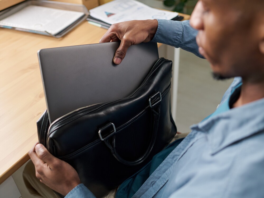 ordinateur rangé dans l'organisateur de bureau