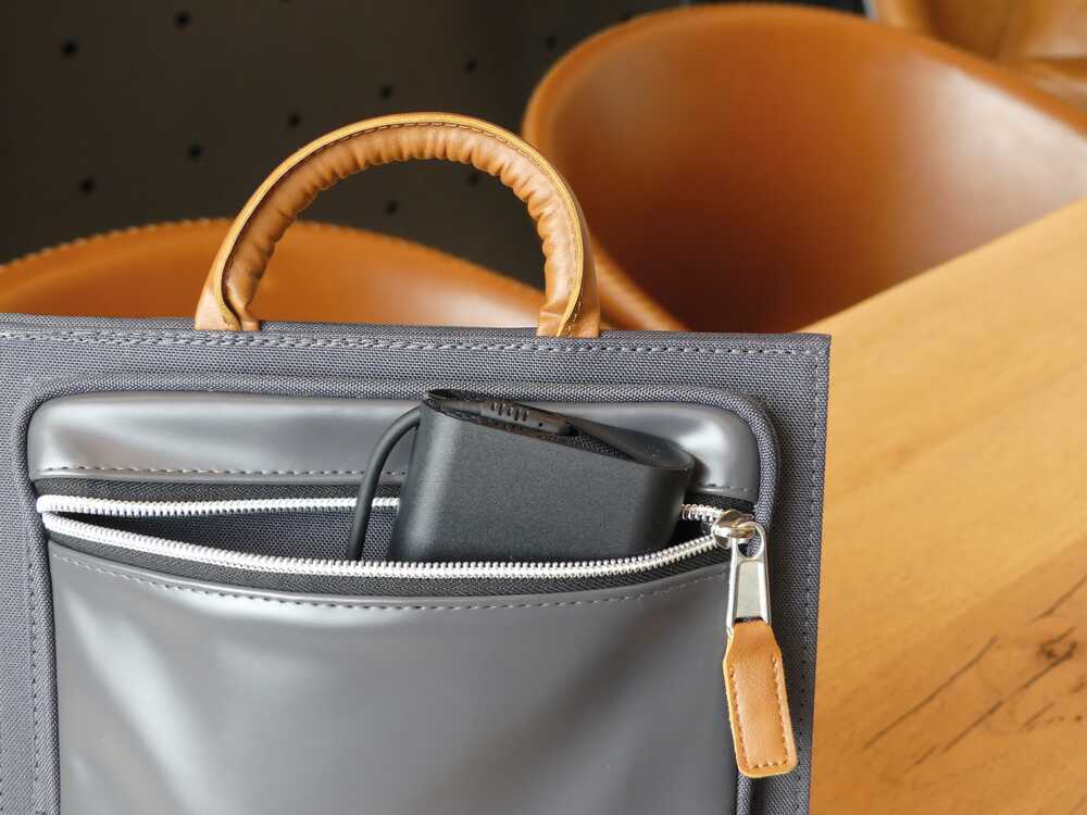 batterie rangée dans la pochette nomade de bureau