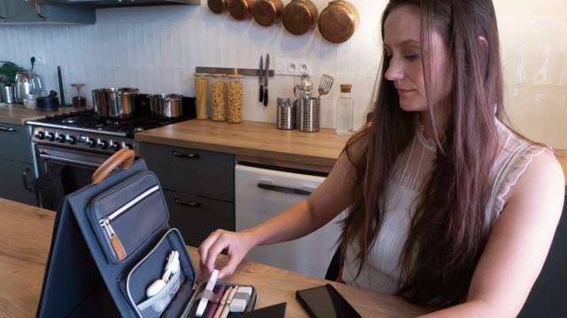 Utilisation de la pochette nomade de bureau dans une cuisine