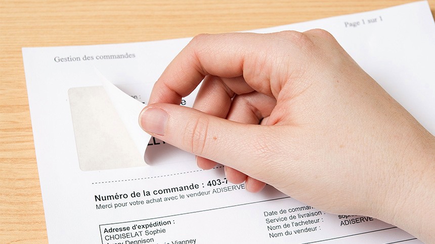 Une feulle blanche avec une étiquette détachable pour expédier rapidement un colis