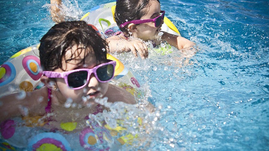 enfants jouant dans une piscine