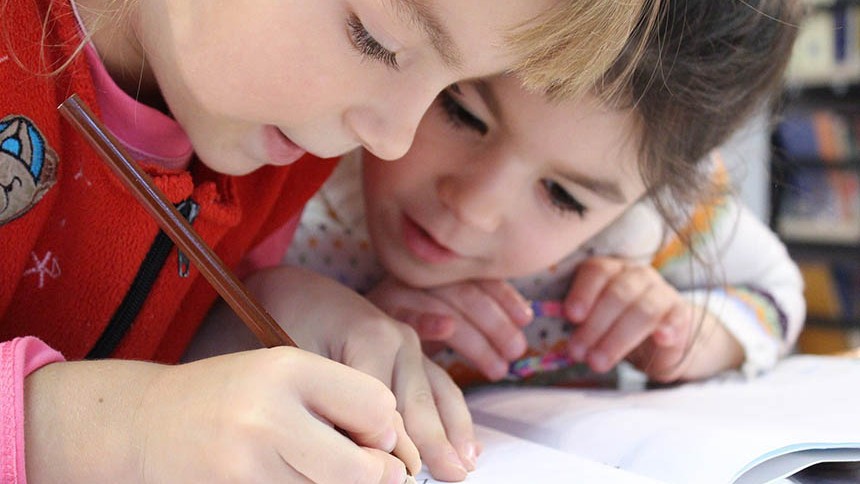 enfants qui ecrivent sur une feuille