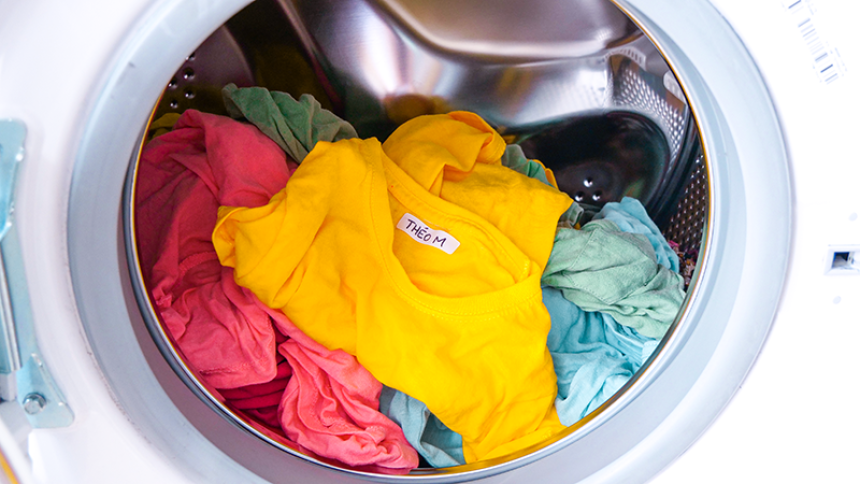 Les étiquettes vêtements autocollantes résistent-elles vraiment au lavage ?