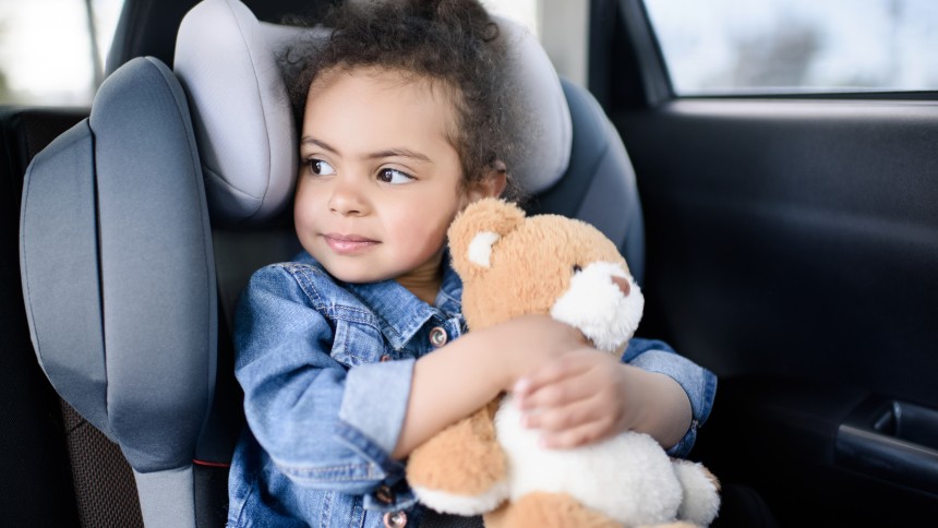 enfant doudou voiture