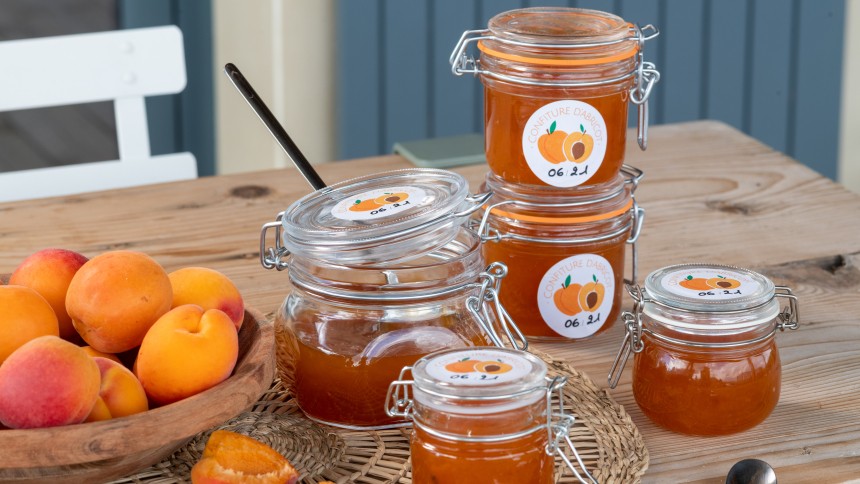 etiquettes confitures abricot collées sur des pots à confiture