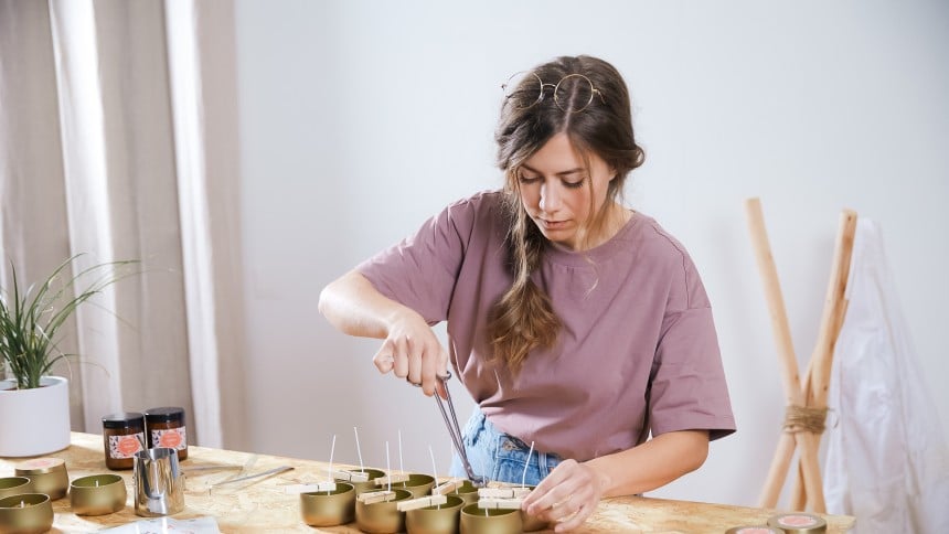 Créatrice de bougie en train de confectionner des bougies
