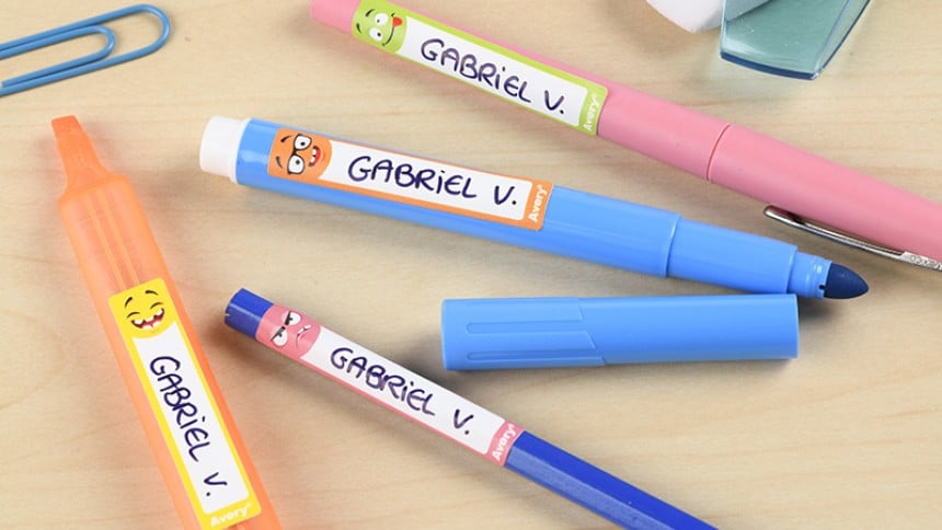 Etiquettes stylos avec motifs smileys collées sur des stylos, crayons et feutres