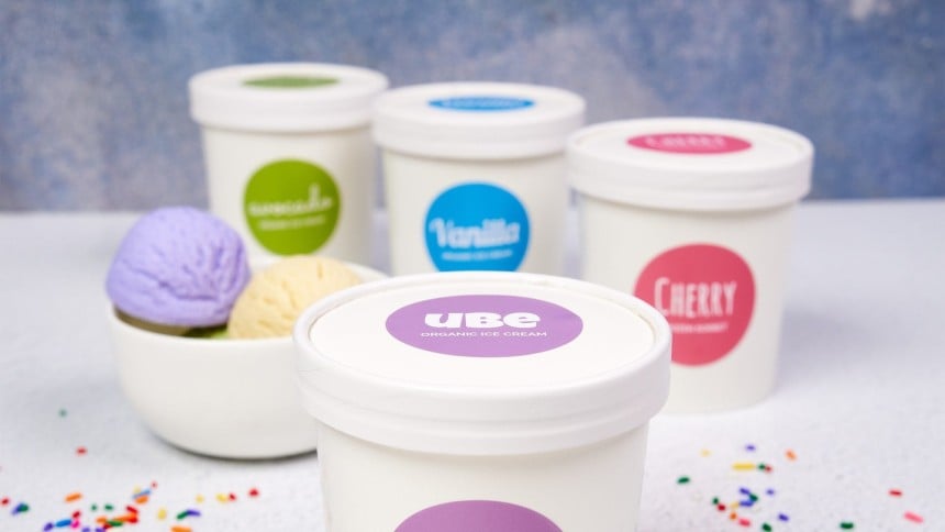 Etiquettes personnalisées en plastique sur des pots de glaces