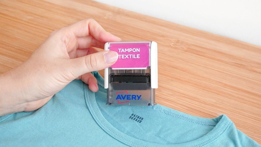personne en train de tamponner un vêtement avec un tampon textile