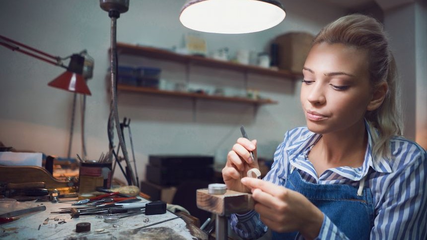 Femme réalisant une création artisanale