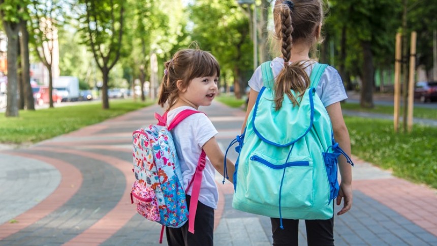 Photo rectangle de deux petites filles en classe verte