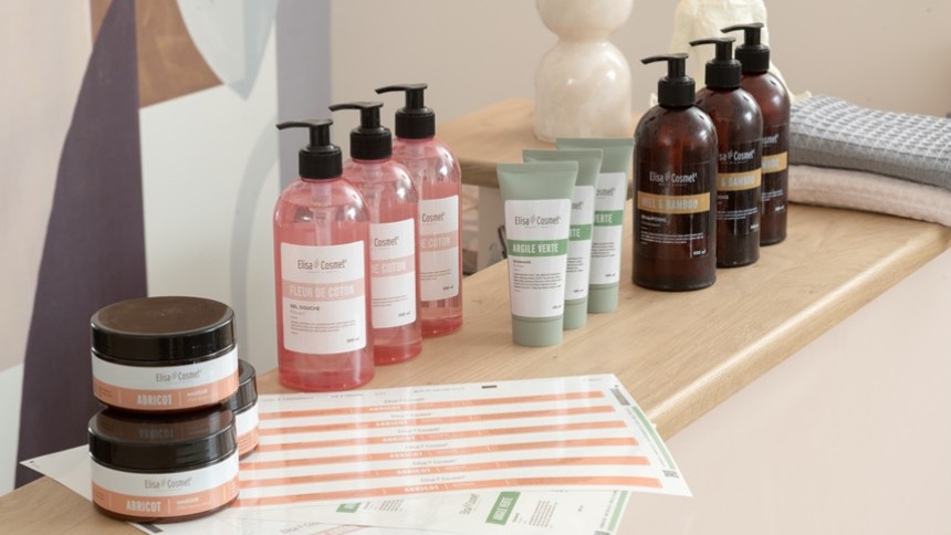 Produits cosmétiques avec des étiquettes personnalisés