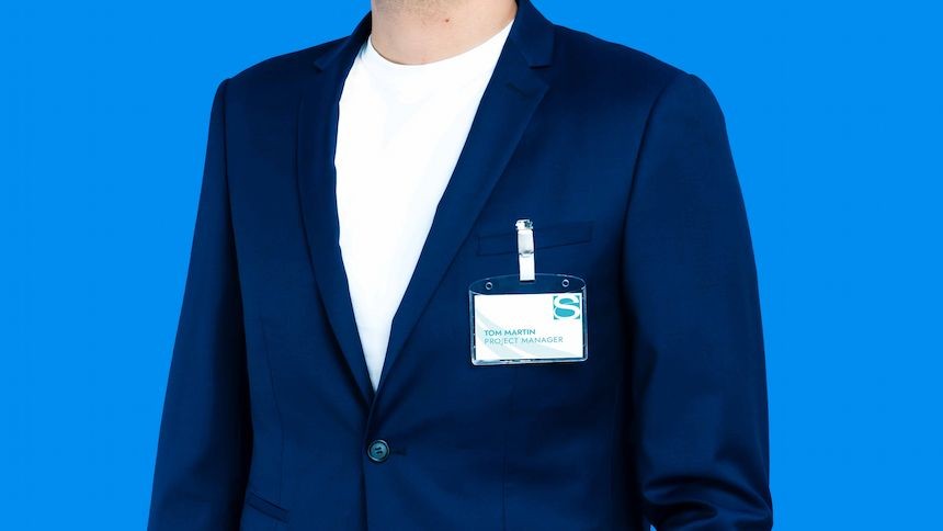 Homme portant un porte-badge à clip sur sa veste