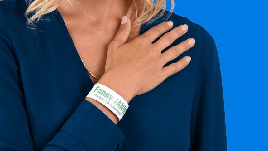 Femme portant un bracelets évènementiel personnalisé