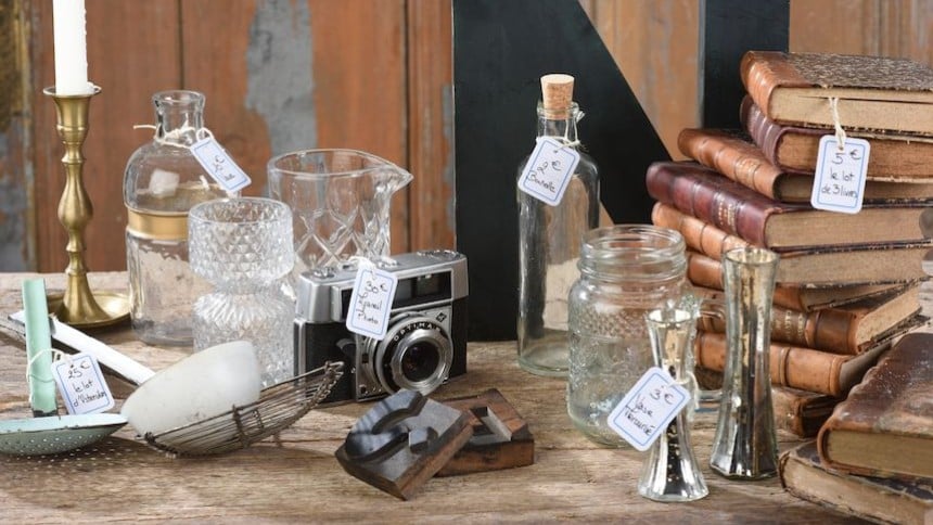 Etiquettes prix perforées attachées à des produits dans une brocante