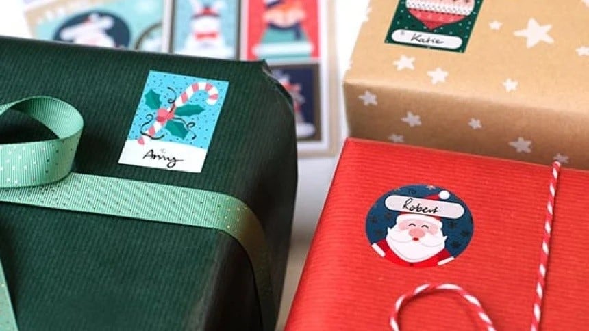 etiquettes cadeaux de Noël collées sur des paquets cadeaux