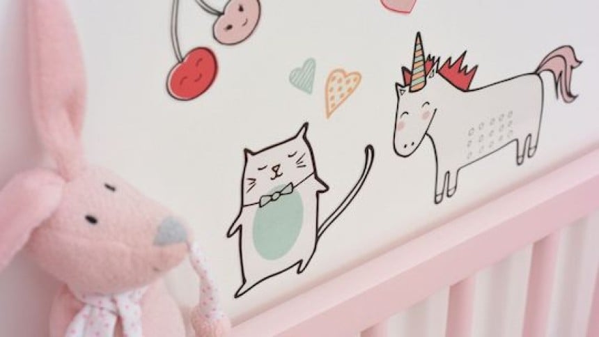 Autocollants créatifs collés sur le mur d'une chambre d'enfant