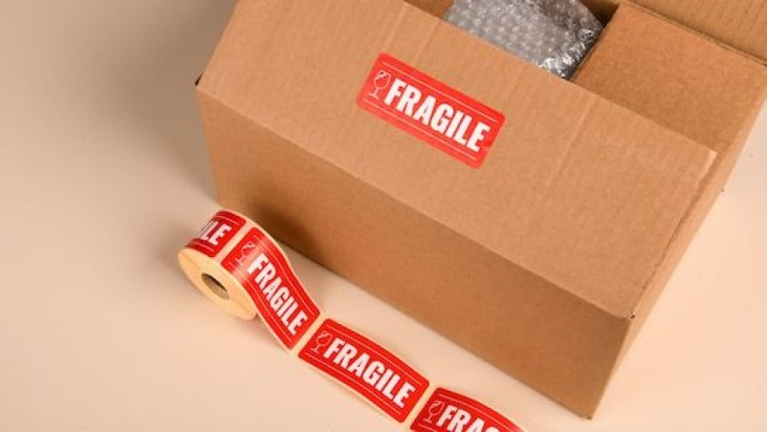 Etiquettes fragiles en rouleau avec carton d'expédition
