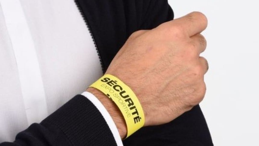 Bracelet évènementiel jaune porté au poignet