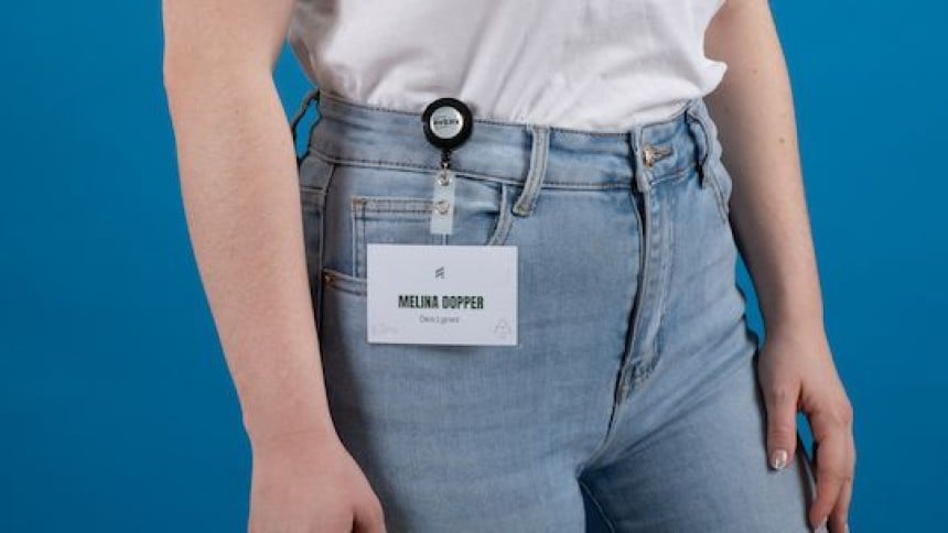 Enrouleur porte-badge avec fil rétractable porté à la ceinture sur un jean