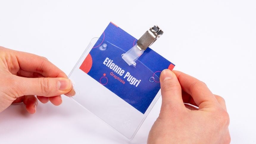 Insertion d'un insert imprimable dans une pochette badge