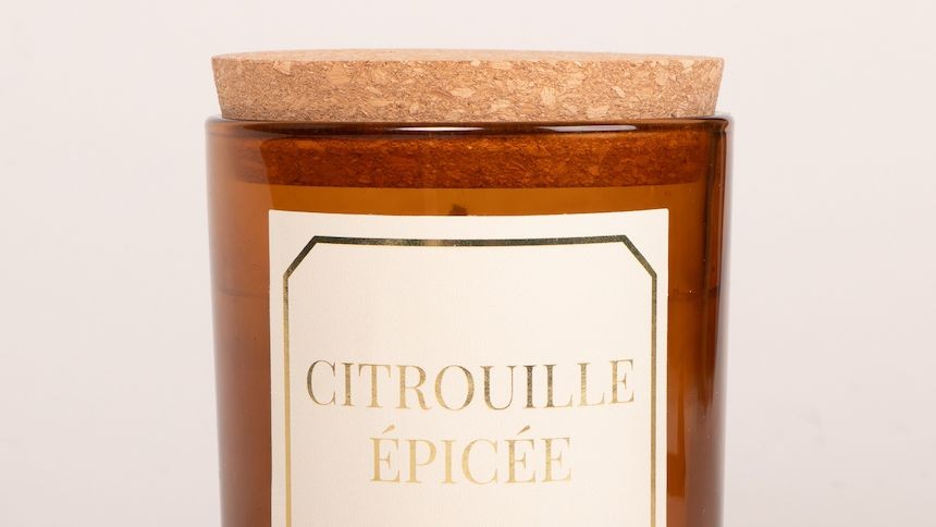 Effet lettre et cadre dorée sur une étiquette bougie Effet lettre et cadre dorée sur une étiquette bougie