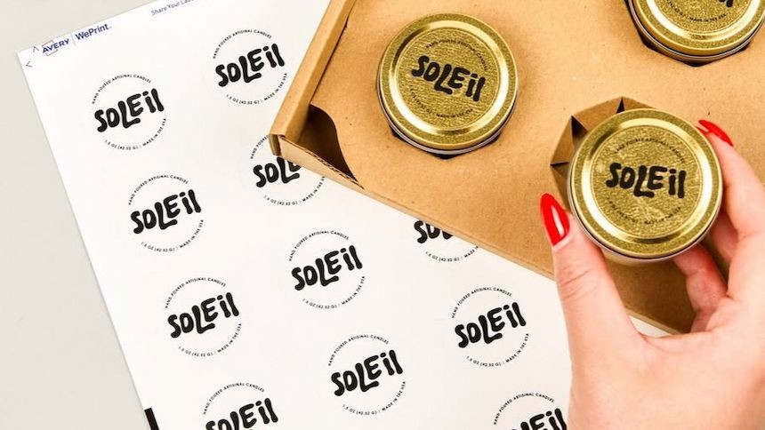 Etiquettes personnalisées transparentes imprimées en planches et collées sur le couvercle de bougies