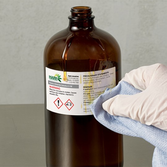 étiquette en polyéthylène résistante aux produits chimiques et collée sur une bouteille de produit chimique