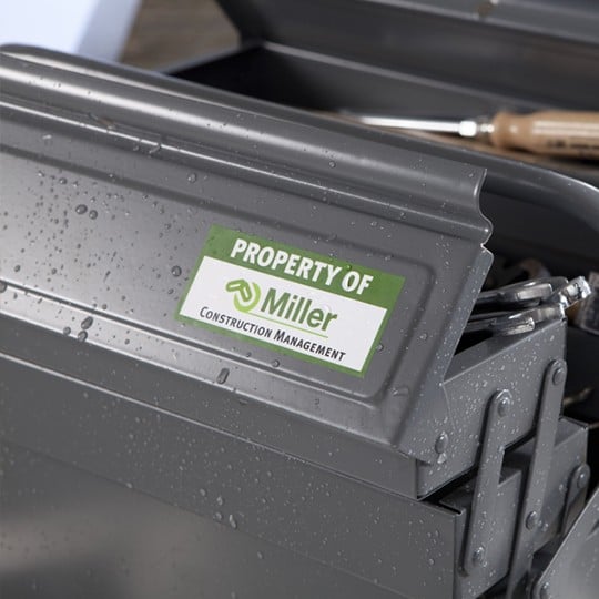 étiquette résistante en polyester collée sur une caisse à outils