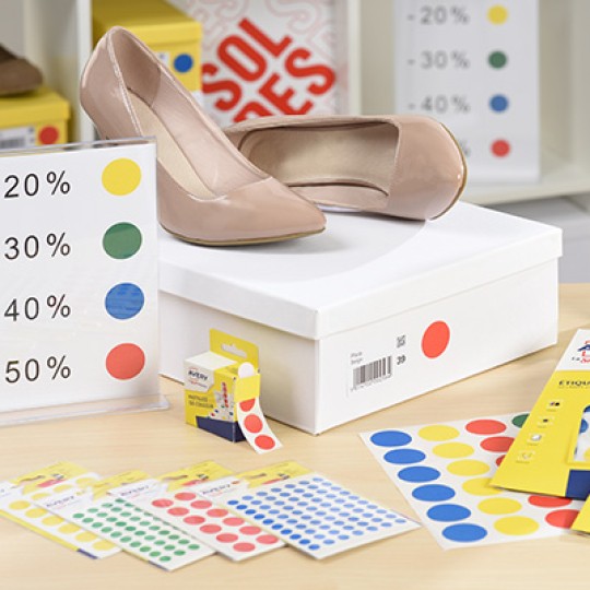 pastilles rondes de couleurs utilisées dans un magasin de chaussures pour les soldes