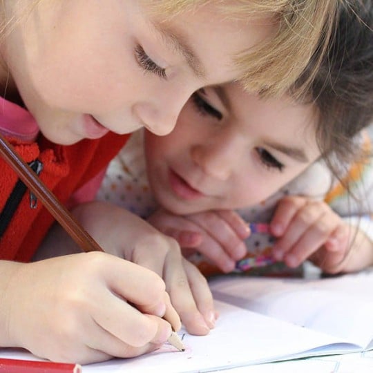 enfants qui ecrivent sur une feuille