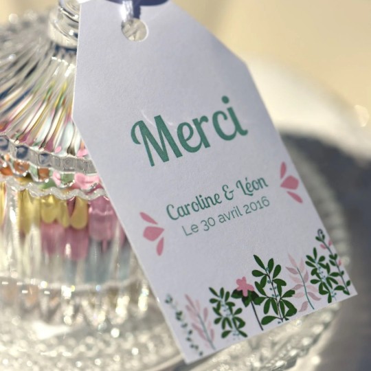 étiquette personnalisée pour des bocaux de dragées à offrir aux invités pour un mariage