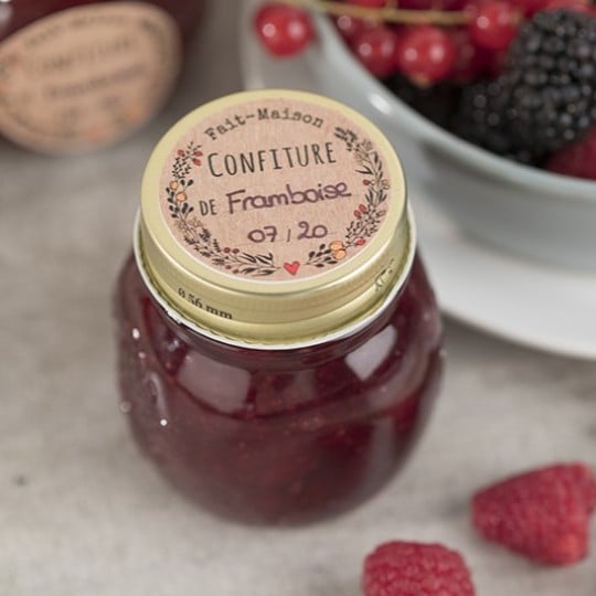 Etiquette confiture collée sur le couvercle d'un pot à confiture