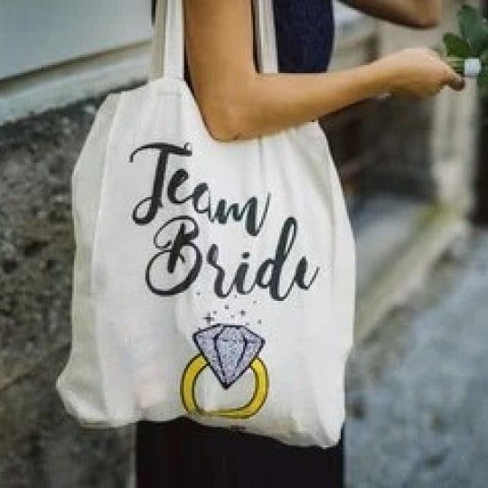 tote bag personnalisé avec le message team bride avec un transfert textile