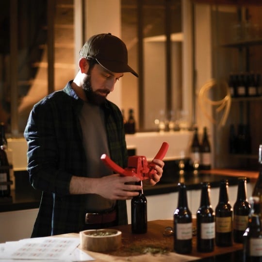 brasseurs en train de fermer des bouteilles de bière