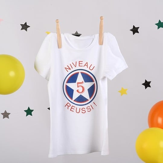 T-shirt anniversaire personnalisé avec un transfert textile
