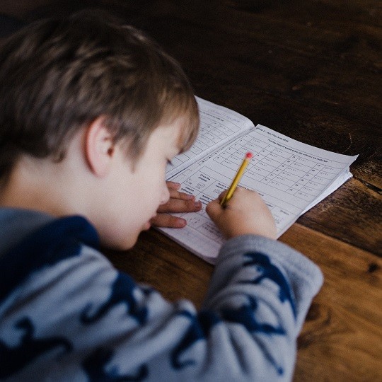 Enfant qui fait ses devoirs