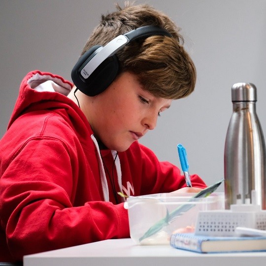 adolescent qui fait ses devoirs