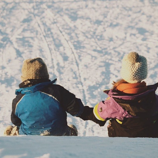 Enfants qui font de la luge