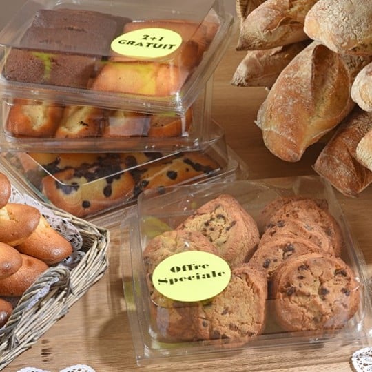Etiquettes jaune fluo imprimées avec des promotions et collées sur des boites de viennoiseries