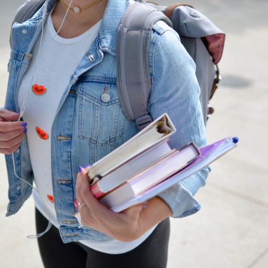 Adolescente allant au lycée