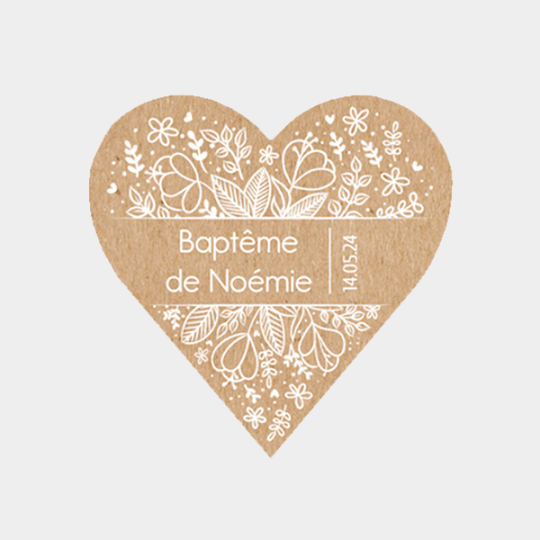 design d'étiquette coeur baptême avec des fleurs