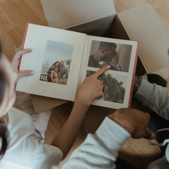 deux enfants en train de regarder des albums photos