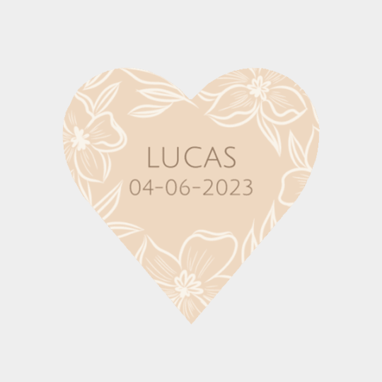 design d'étiquette fleurie en forme de coeur pour une naissance