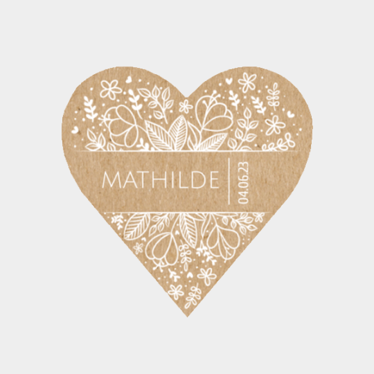 design d'étiquette fleurie en forme de coeur couleur kraft pour une naissance