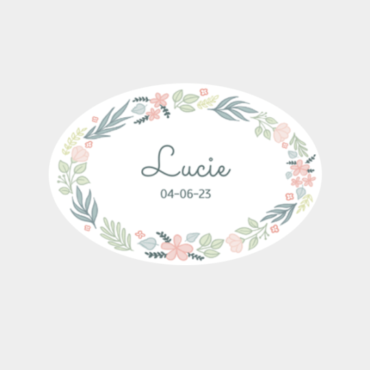 Modèle d'étiquette naissance ovale avec une couronne de fleur